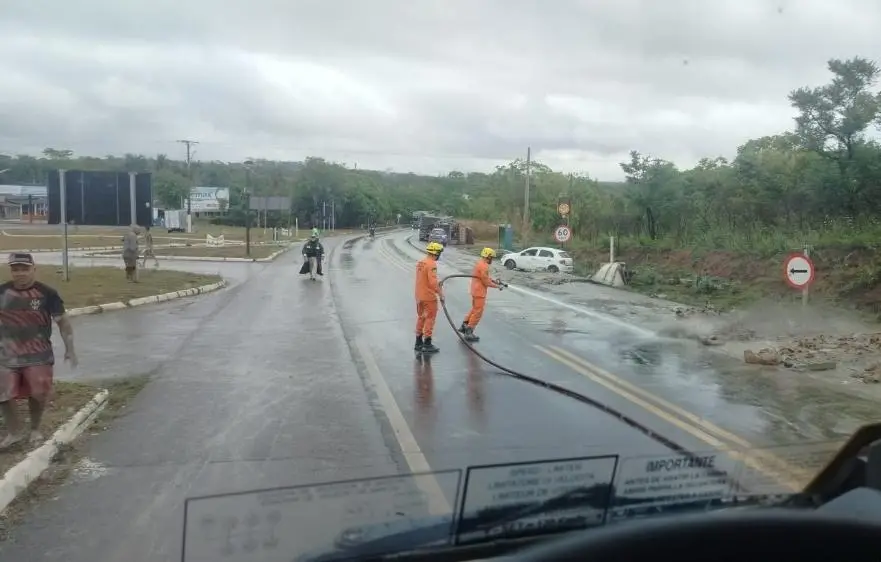 Tombamento de carreta com cimento na BR-040, em Cristalina, exigiu limpeza da pista pelos Bombeiros. O material se espa…
