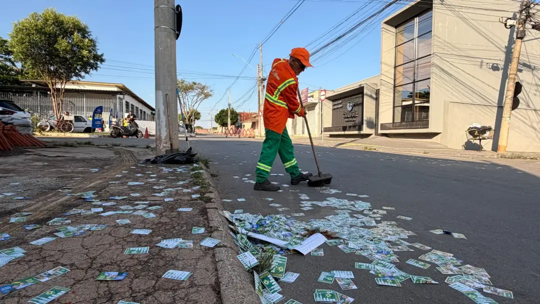 1,5 tonelada de material de campanha foi recolhida pela Comurg nas ruas de Goiânia. Essa operação mostra o esforço de l…