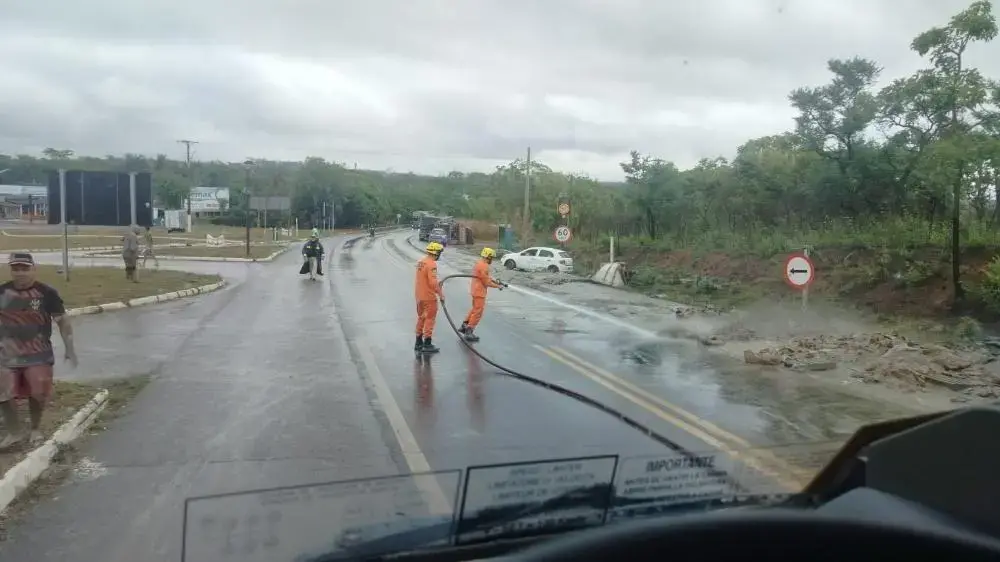 BR-040, em Cristalina, teve carreta com cimento tombando no km 61. A limpeza da pista foi feita pelos bombeiros, mas a …
