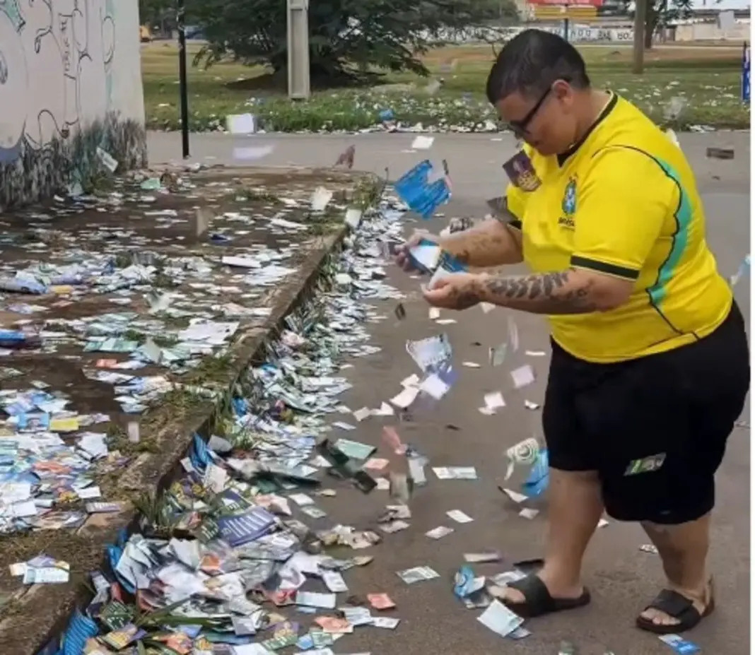 Comlurb recolheu 423 toneladas de lixo de propaganda eleitoral no Rio de Janeiro. A quantidade absurda de material joga…