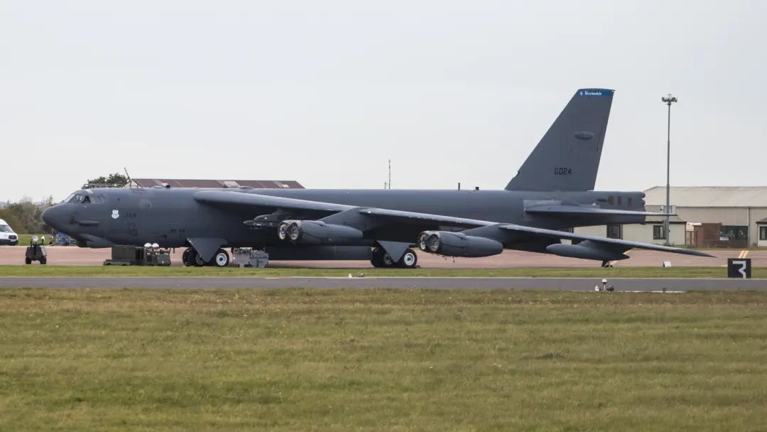 Bombardeiros dos EUA foram retirados do Reino Unido após uma ameaça que Trump ligou ao Irã. A realocação dessas aeronav…