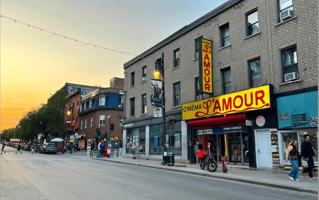 Cinema L'Amour em Montreal, instituição histórica, enfrenta desafios com marketing boca a boca e tarifas de Trump. A pe…