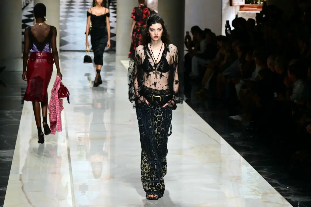 Stravaganza Siciliana, a coleção de verão 2027 da Dolce & Gabbana em Milão, misturou barroco siciliano com denim e rend…