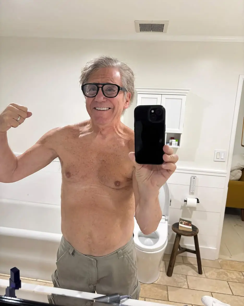 Anson Williams, 77 anos, mostrou foto sem camisa no Instagram pedindo para os mais velhos cuidarem da saúde. A gente pr…