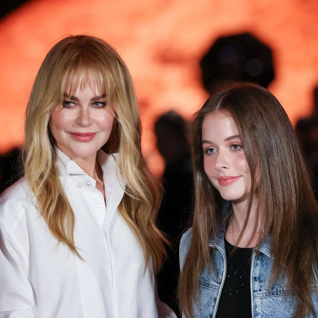 Faith, filha de Nicole Kidman, fez estreia solo em vestido branco no desfile Chanel na Semana de Moda de Paris, ao lado…