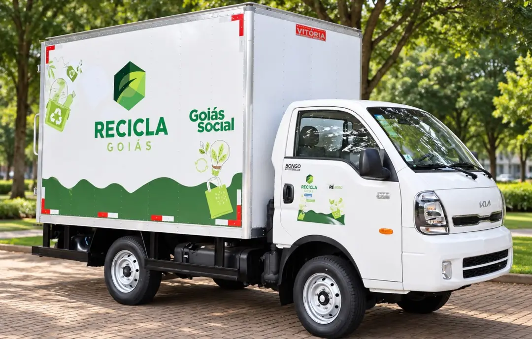 Prefeitura de Aparecida entregou um caminhão Kia Bongo para apoiar cooperativas de reciclagem. Isso reforça a coleta se…