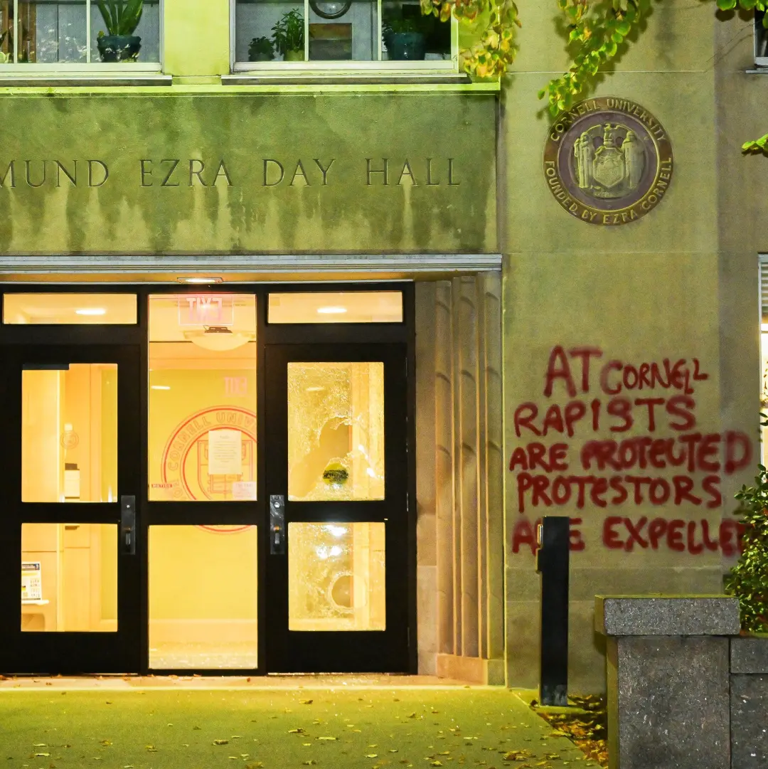 Um prédio administrativo em Cornell foi vandalizado, com uma porta de vidro quebrada, depois de uma semana de alegações…