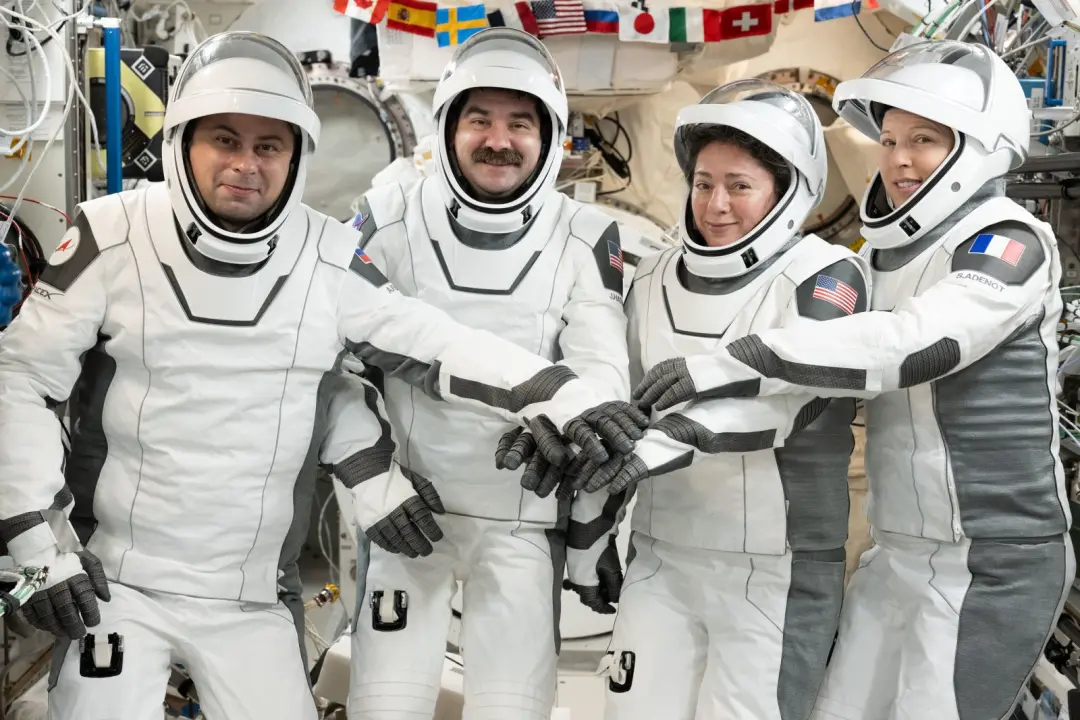 Astronautas da missão Crew-12 vão pousar na costa da Califórnia no dia 8 de Outubro, por volta das 11h34. A gente acomp…