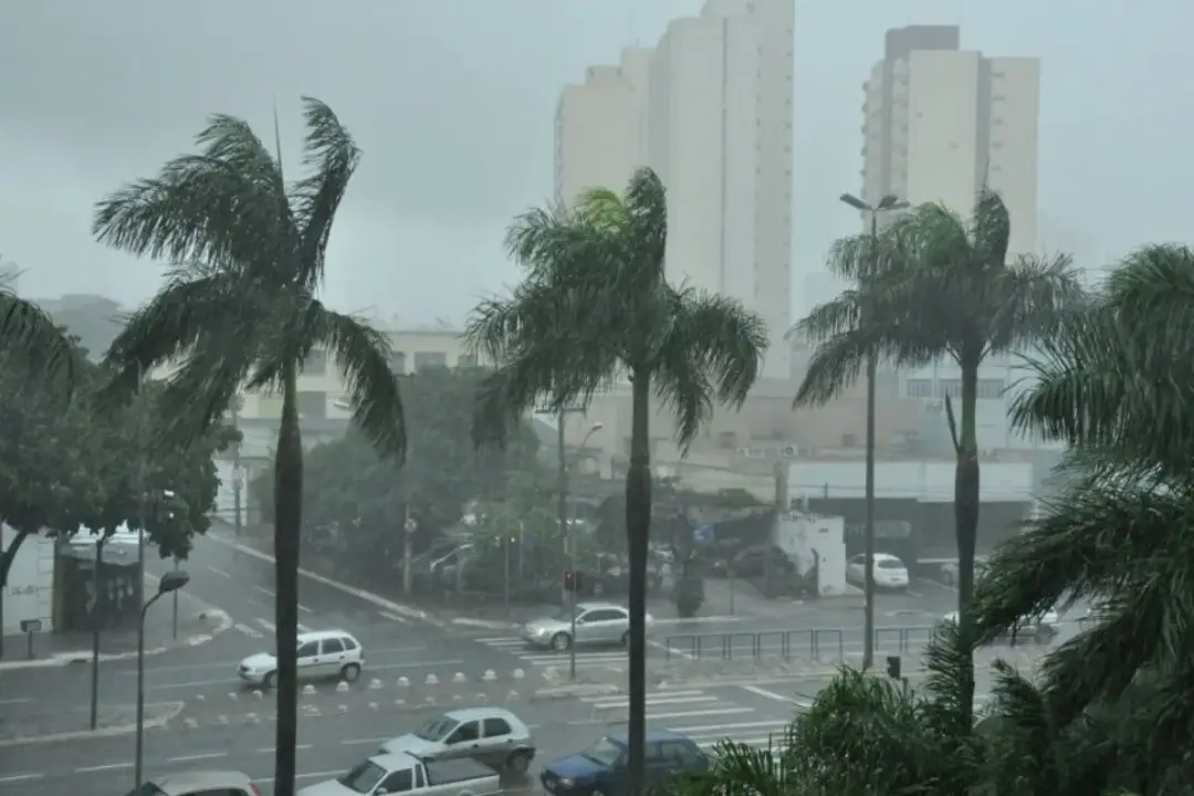 Tempestades previstas para 112 cidades de Goiás nesta terça, com picos de 20 a 40 mm por hora e possível granizo. A for…