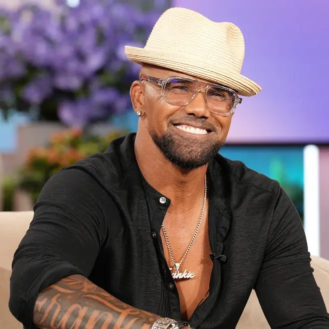 Shemar Moore fez três cirurgias para tratar pés que ele achava feios. Essa jornada dele mostra como a gente lida com o …