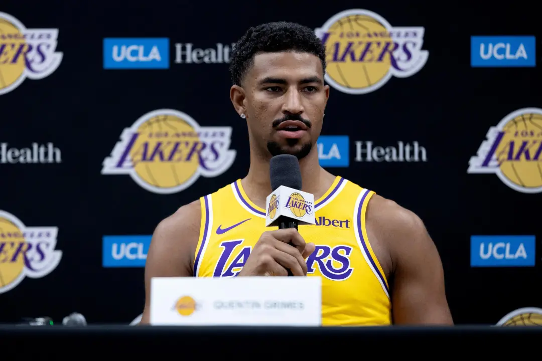 Quentin Grimes assina com os Lakers em um contrato de quatro anos e 60 milhões de dólares. A volta pra LA é um aceno ao…