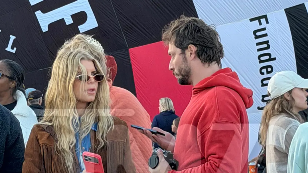 Jessica Simpson e Thomas Eisenhood foram vistos juntos na Fiesta de Balões de Albuquerque no fim de semana. Achei bacan…