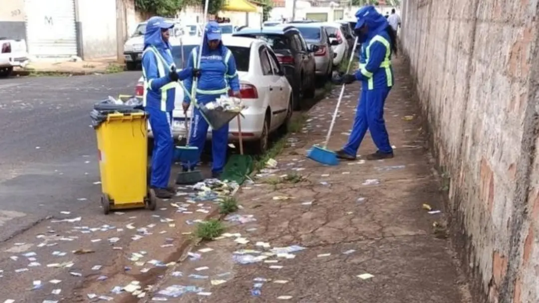 Sete toneladas de lixo deixado por candidatos nas ruas de Uberlândia durante o primeiro turno. Isso mostra falta de res…