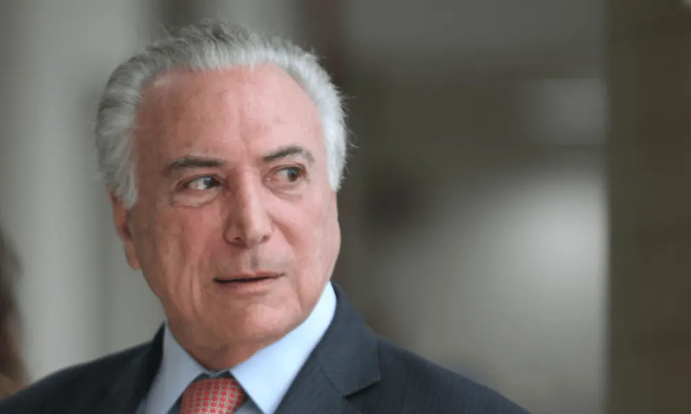 Temer anuncia apoio a Flávio Bolsonaro no segundo turno, com a eleição marcada para 25 de outubro. Ponderar os dois lad…