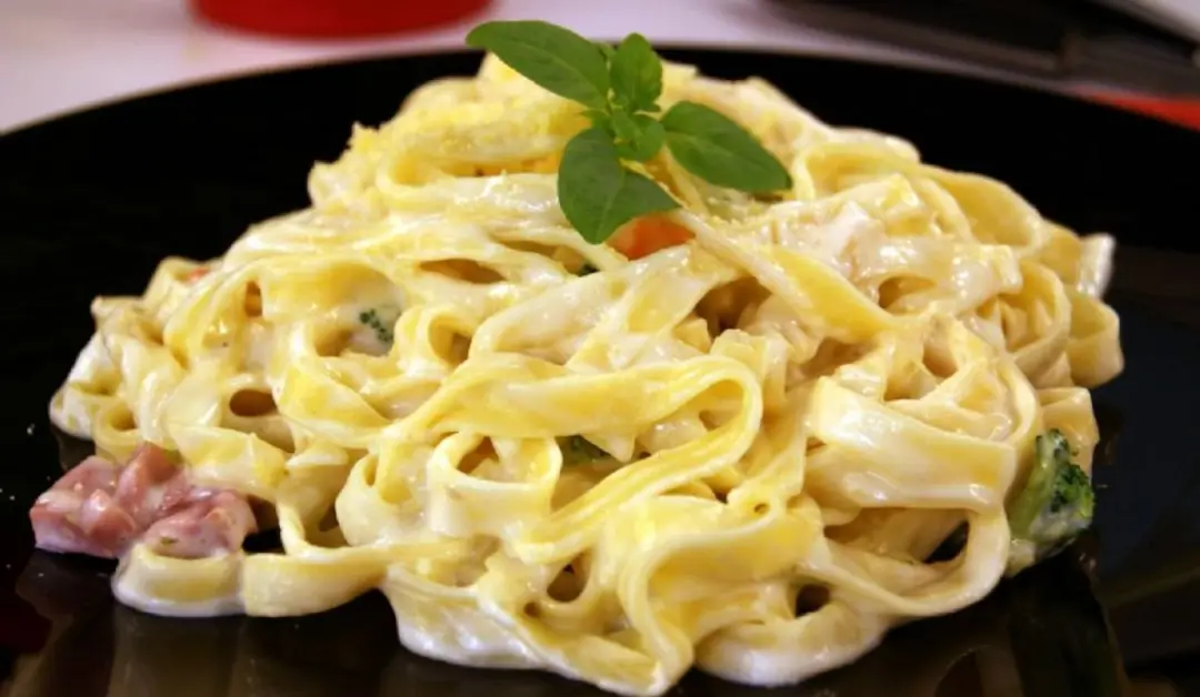 Macarrão à parisiense no micro-ondas, pronto em cerca de uma hora, usando ingredientes como palmito, creme de leite e q…