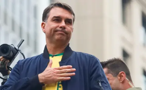 Flávio Bolsonaro vai a Goiânia para um evento no comitê de campanha de Daniel Vilela nesta terça-feira. A articulação c…