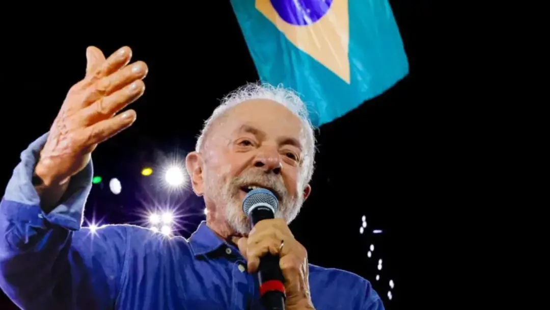 Lula avalia trazer João Santana para a campanha de segundo turno. A troca de marqueteiro, se for pra acontecer, reflete…