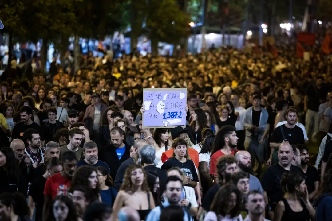 Milhares de pessoas protestaram pelo direito à moradia no centro de Barcelona. Organização fala em 120 mil, a guarda ur…