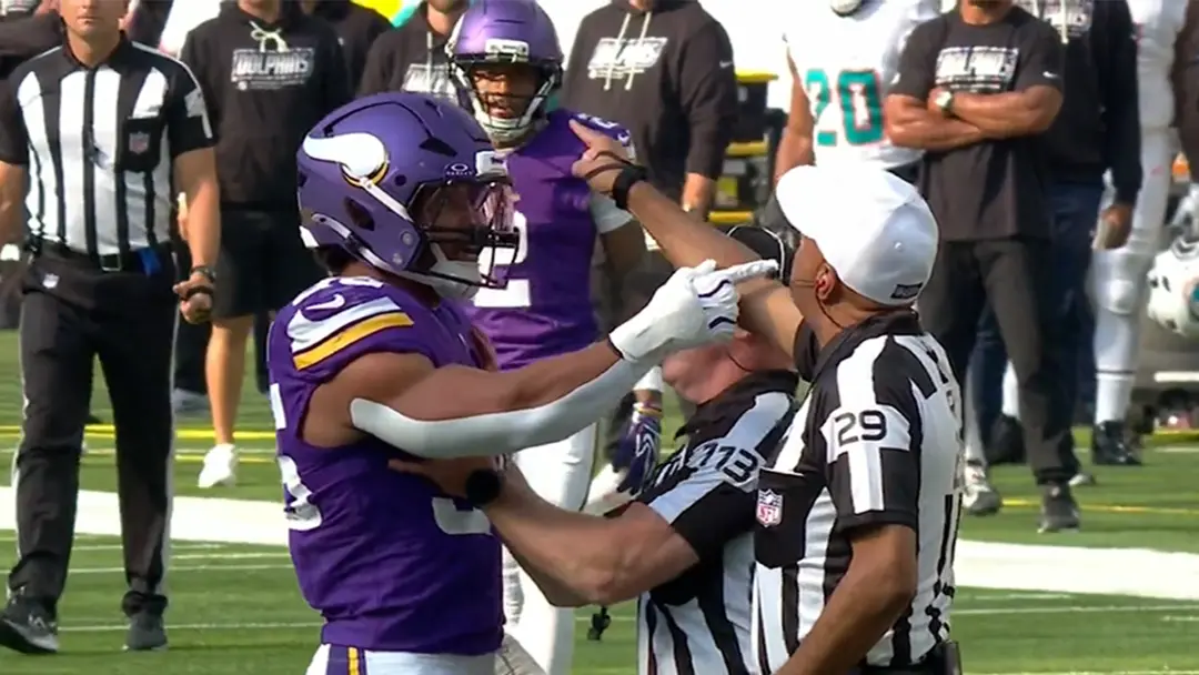 Dois fiscais da NFL, Jeff Seeman e Adrian Hill, foram suspensos por conduta pouco profissional com jogadores em dois jo…