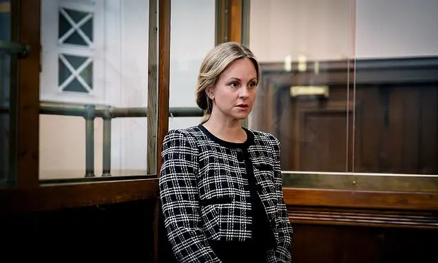 Sarah Platt, que assassinou Theo Silverton, começa o processo judicial após a prisão em julho. Acredito que a justiça p…