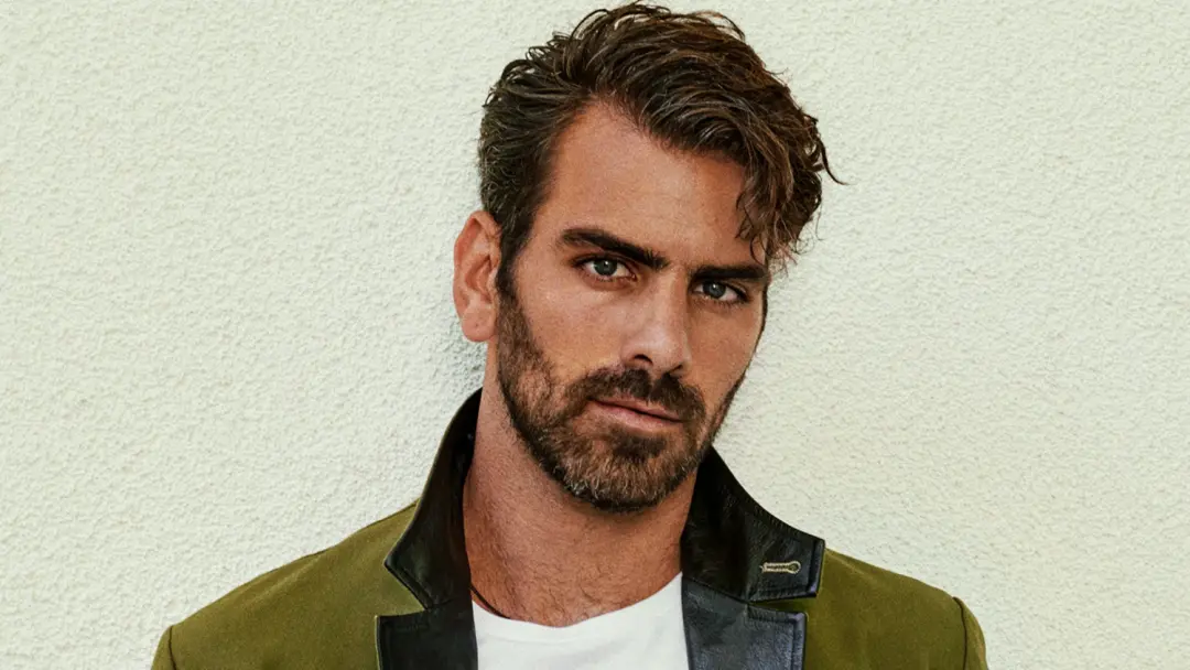 Nyle DiMarco entrou no elenco recorrente de Alls Fair na segunda temporada da Hulu. Ele foi adaptado para a série com f…