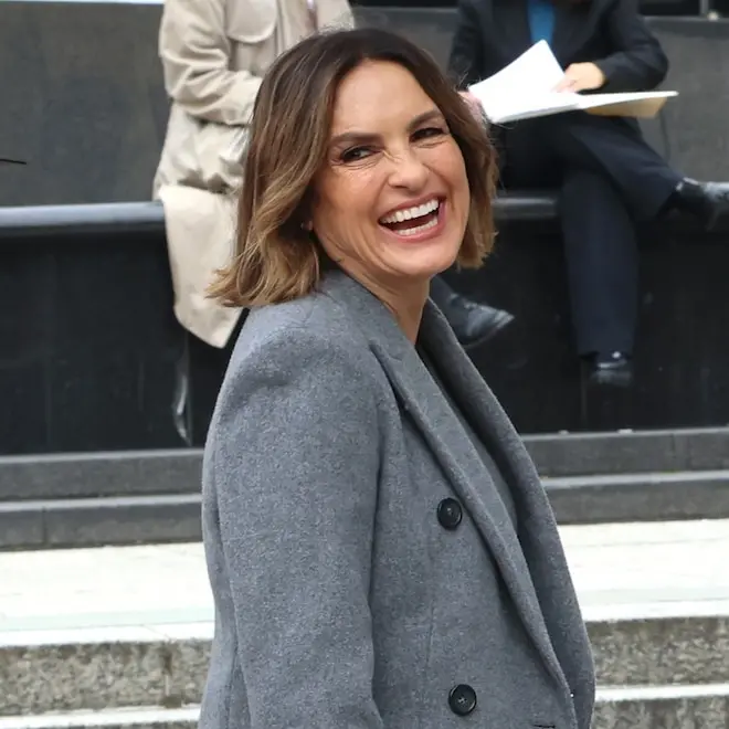 Mariska Hargitay interrompeu um ensaio de fotos de casamento enquanto filmava SVU. Um gesto espontâneo assim mostra que…