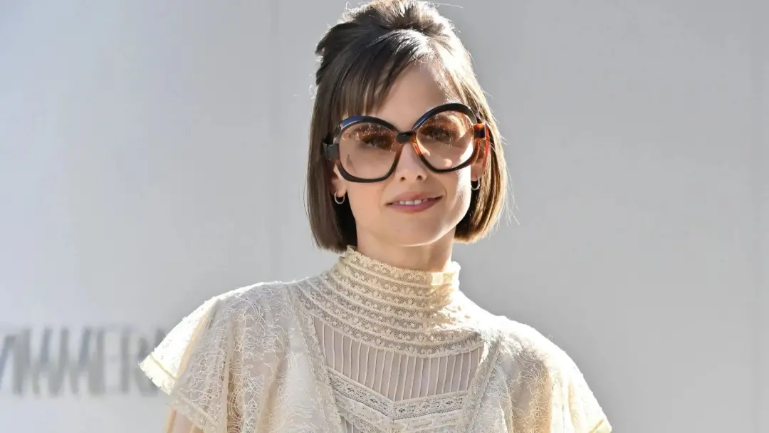 Paris Fashion Week viu a atriz de 34 anos, que estrelou The Sex Lives of College Girls, desfilar super estilosa. É um l…