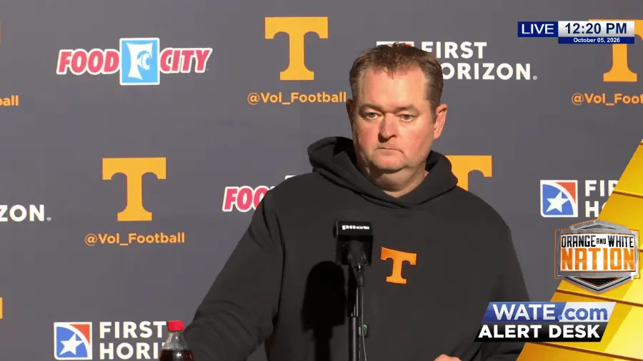 Josh Heupel não quis nomear o quarterback titular para o jogo contra Arkansas em Knoxville, Tennessee. Trocar Faizon Br…