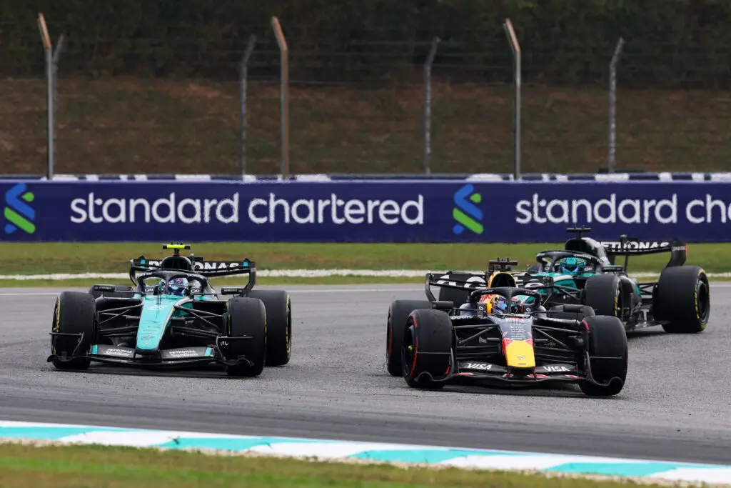 Antonelli mostrou garra contra Verstappen no GP de Bahrain, conseguindo avançar antes que o holandês recuperasse a lide…