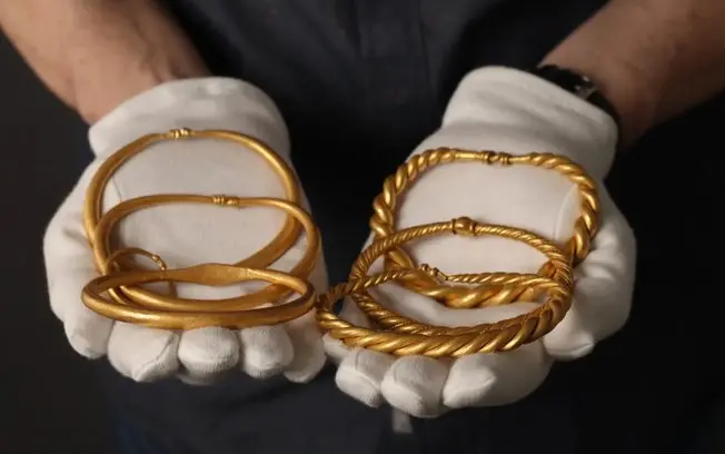 Seis pulseiras de ouro da Era Viking, pesando 762,5 gramas, foram achadas perto de Rold, na Dinamarca. É uma loucura ve…