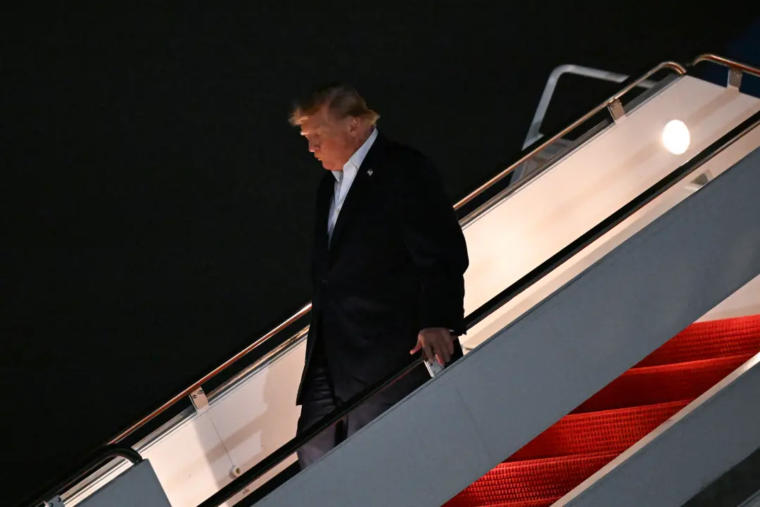 Politico foi bloqueado do voo da Força Aérea Um no viagem de Trump para Nebraska. Excluíram a publicação do grupo de re…