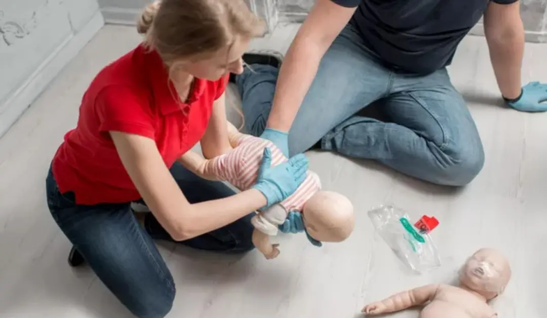 Bebê engasgado exige procedimentos específicos para menos de um ano, como pancadas nas escápulas. É fundamental saber a…