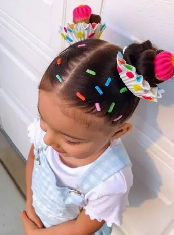 Dia das Crianças pede cabelo maluco, com sugestões de bailarina, arco-íris ou princesas para as escolas. Acho legal a c…