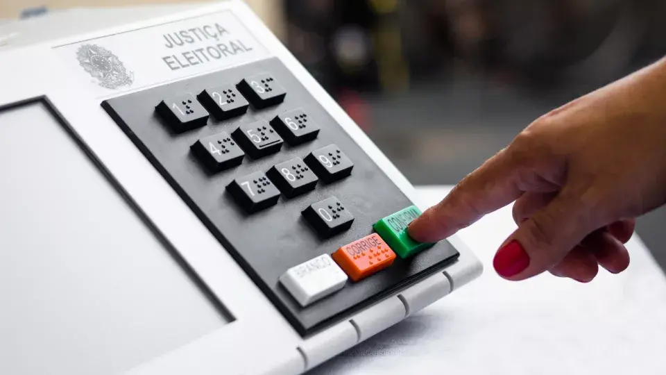 Carol do Amiltinho, na Alego, registrou R$ 0,92 por voto se considerarmos apenas os R$ 100 mil recebidos, enquanto Grac…