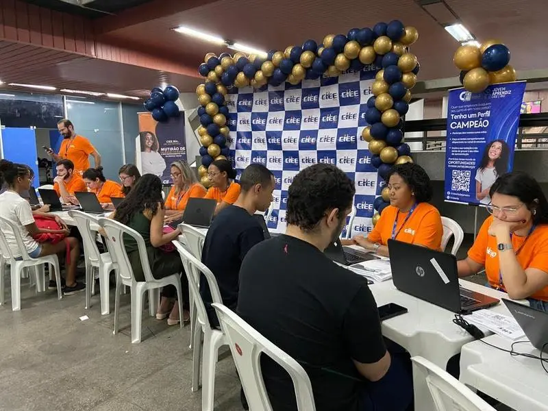 Mutirão CIEE na Central do Brasil com 1.789 vagas de estágio e aprendizagem. A ação ajuda jovens de Duque de Caxias e N…