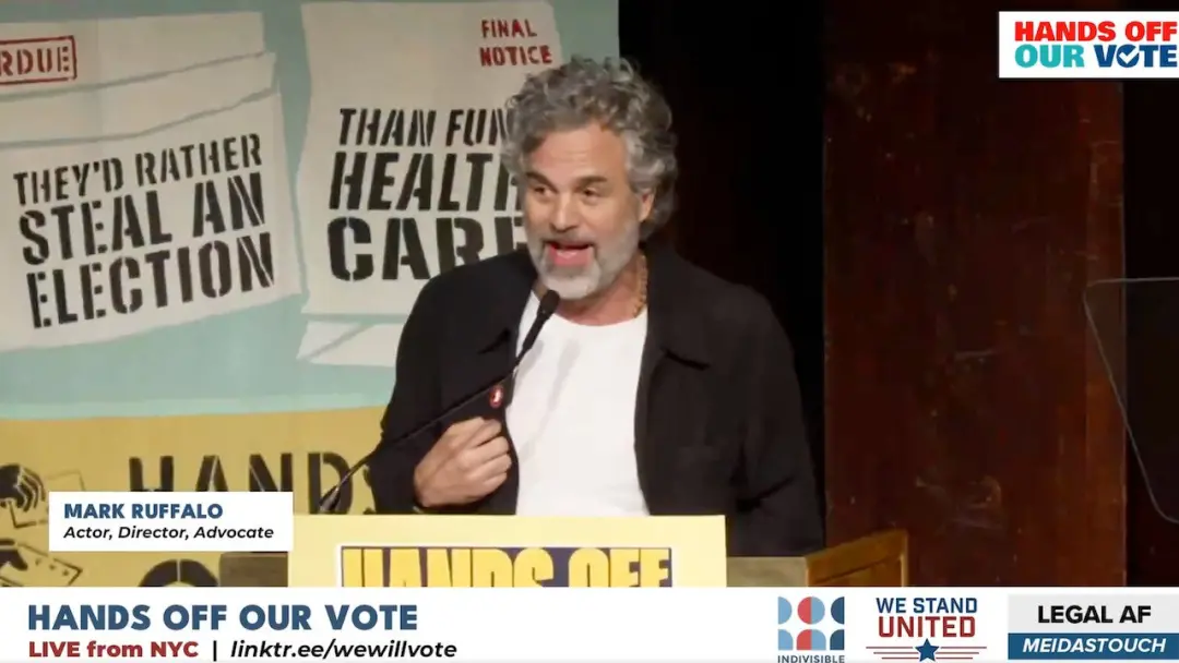 Mark Ruffalo ameaçou virar Hulk em um evento em apoio aos direitos de voto contra tentativas de Donald Trump. A gente t…
