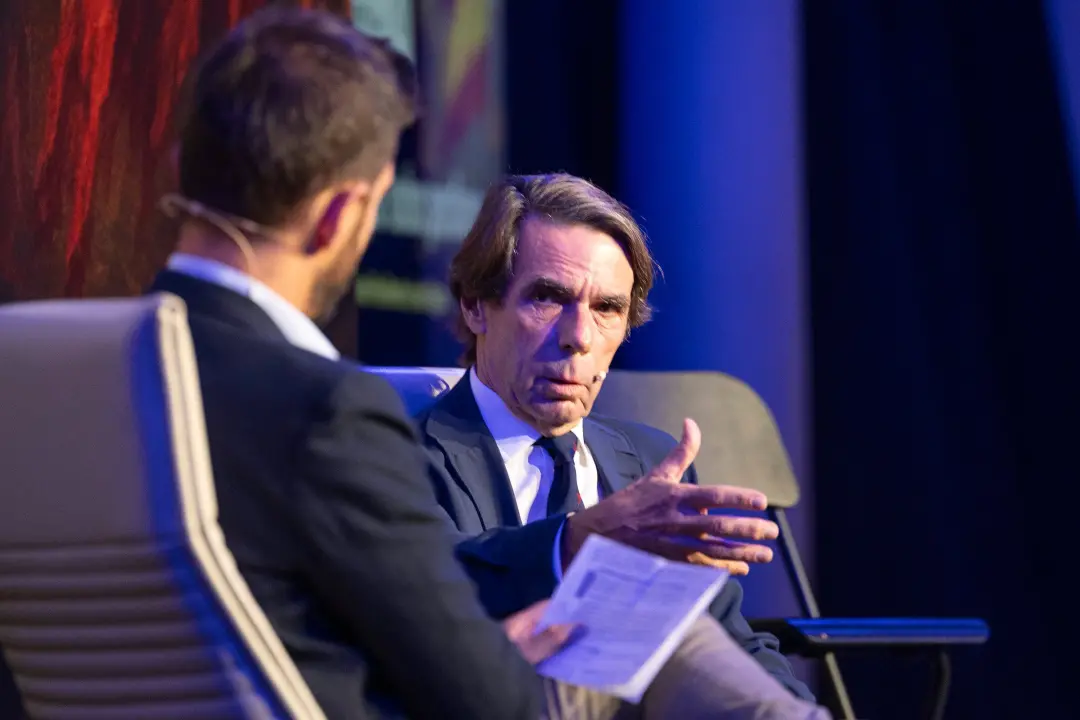 Aznar falou em Sevilla que se a atual coalizao fizer governo de novo, o sistema constitucional e a monarquia acabam. Eu…