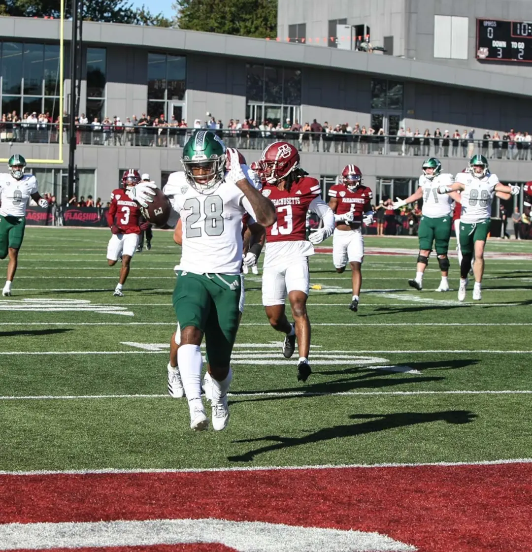 Max Dowling marcou um touchdown para a UMass contra Eastern Michigan no segundo tempo do jogo em McGuirk Alumni Stadium…