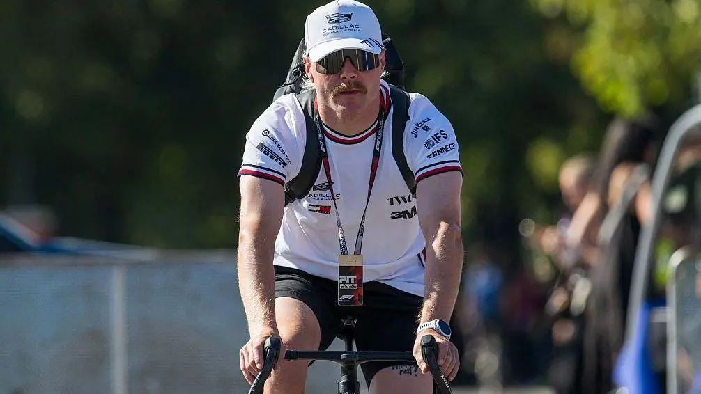 Valtteri Bottas pedalando 350km da Malásia para o Grande Prêmio de Singapura. Trocar o carro pela bicicleta mostra um f…