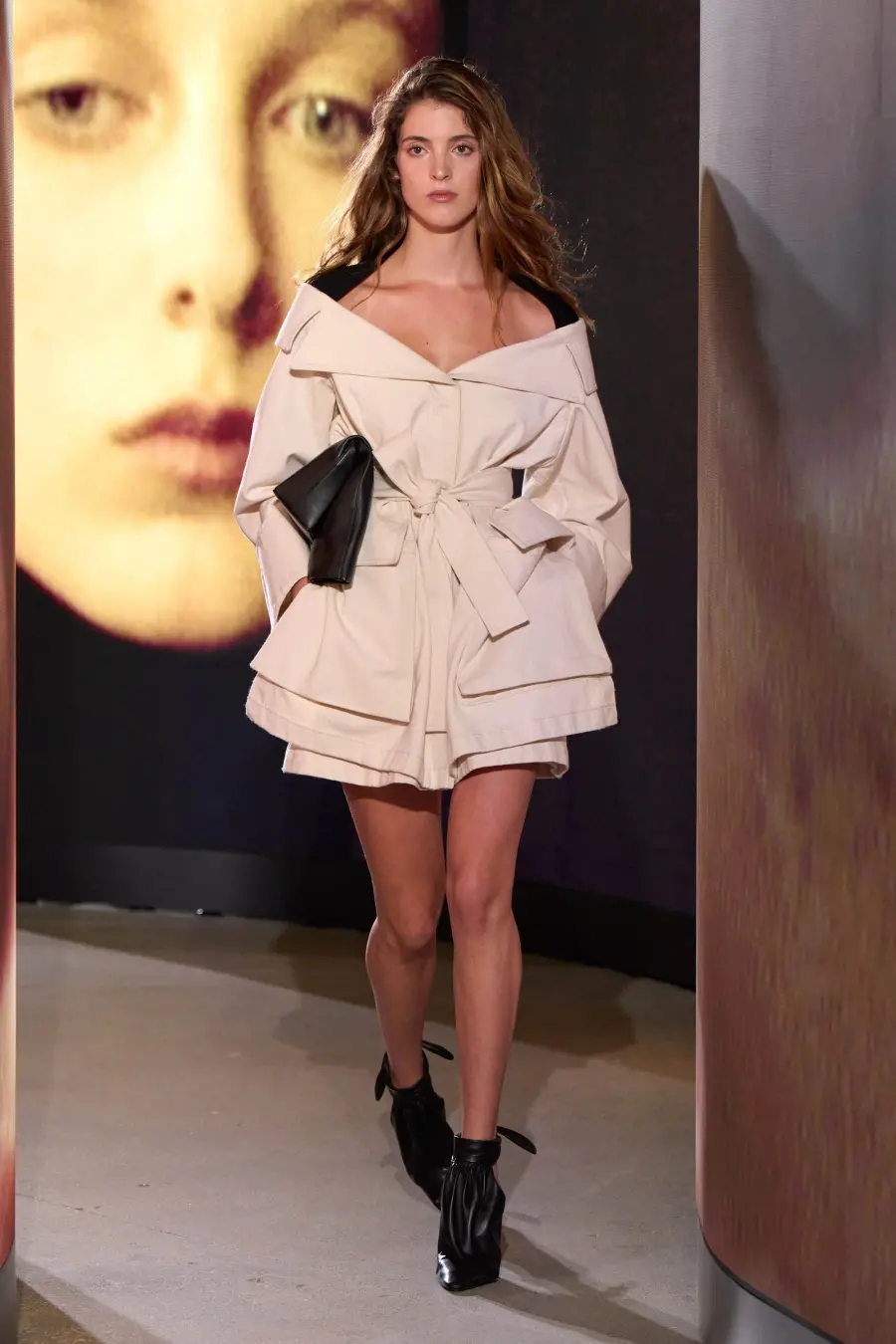 Lily Brant estreou na passarela Alaïa, sendo uma cópia exata da mãe Stephanie Seymour. O próprio Azzedine Alaïa deu par…
