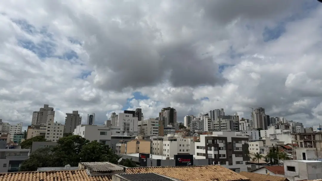 Frente fria traz granizo, tempestade e ventos de 60 km/h em Divinópolis e região. É preocupante o alerta de perigo pote…