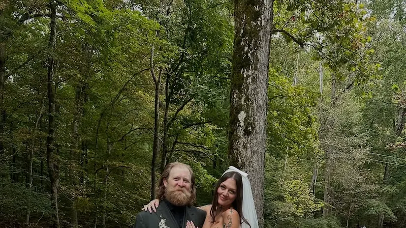 Elle King casou com Dan Tooker, parceiro de longa data, após um caminho que incluiu separação e reencontro. A gente vê …