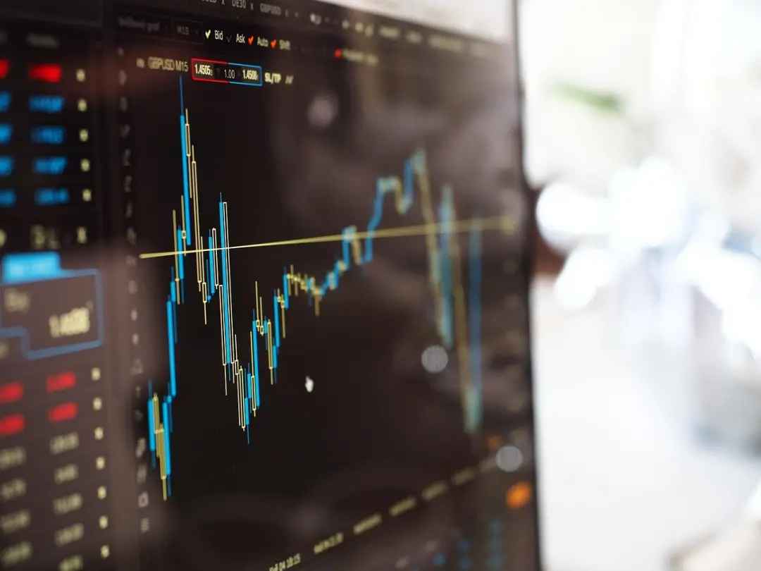 Bolsa em alta e dólar caindo mais de 4% depois do primeiro turno, enquanto o mercado assume que Flávio Bolsonaro fará a…