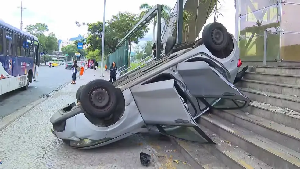 Cidade Nova, Rio de Janeiro, teve um carro capotado na madrugada desta segunda-feira, Parada na escadaria do metrô. A c…
