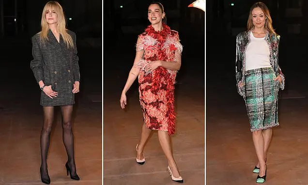 Nicole Kidman, 59 anos, vestiu um vestido blazer tweed cinza na Semana de Moda Chanel em Paris, junto de Dua Lipa e Oli…