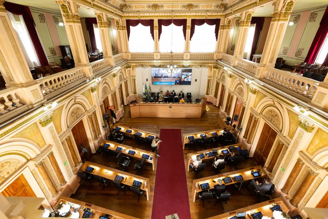Curitiba vai ter cinco novas vagas na Câmara Municipal porque cinco vereadores foram eleitos deputados em 2026. Isso mu…