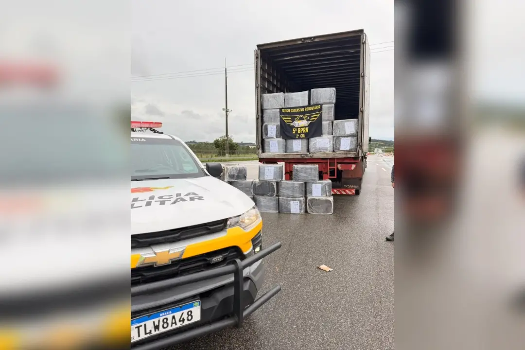 Duas toneladas de maconha e mercadorias sem nota foram achadas em Sarapuí na Rodovia Raposo Tavares. É um absurdo a qua…