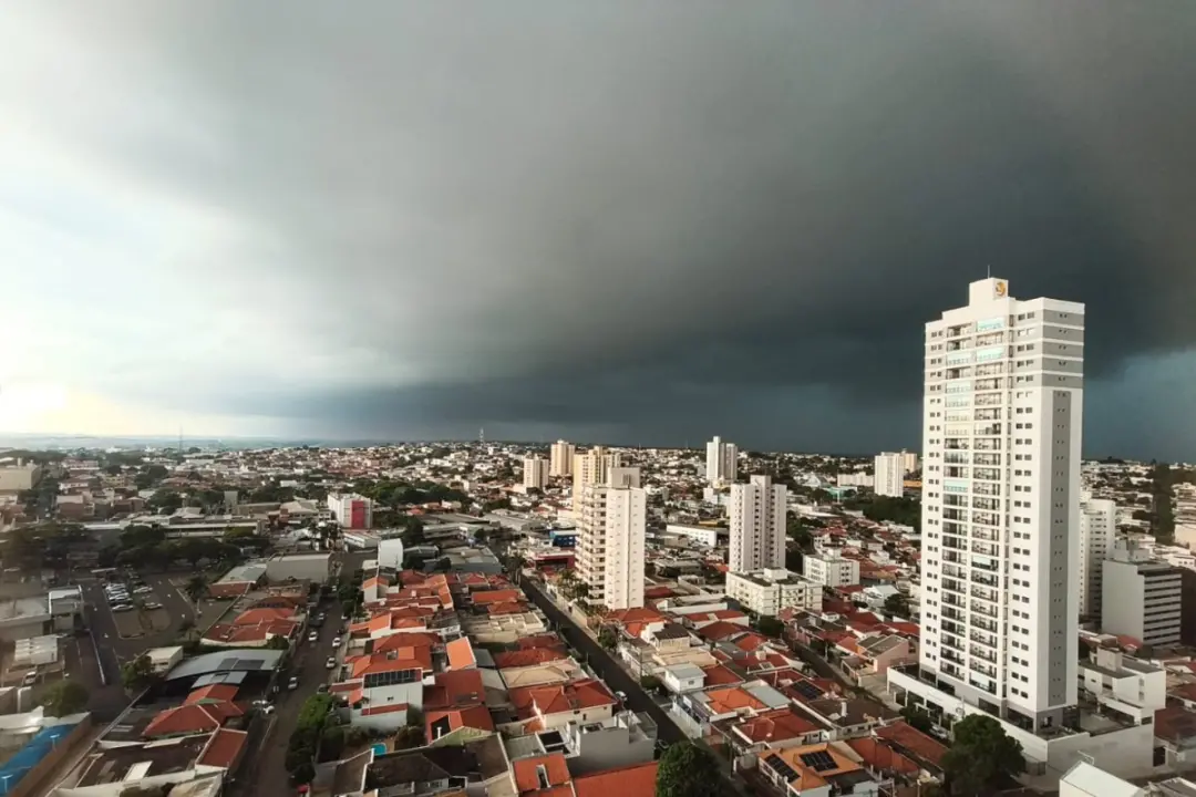 Chuva forte atingiu Presidente Prudente, com alertas de tempestades de até 100 mm nesta segunda. Essa força da água mos…