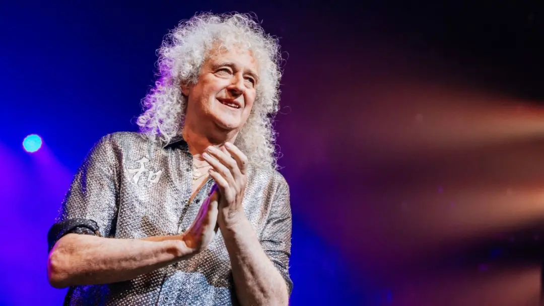 Brian May decidiu parar de fazer turnês com o Queen há um ano e meio. A decisão veio depois de um amigo de família próx…