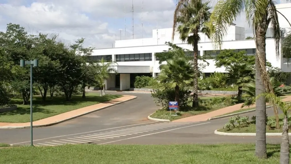 Embaixada e consulados dos EUA voltaram a operar no Brasil nesta segunda, um dia após o primeiro turno das eleições. A …